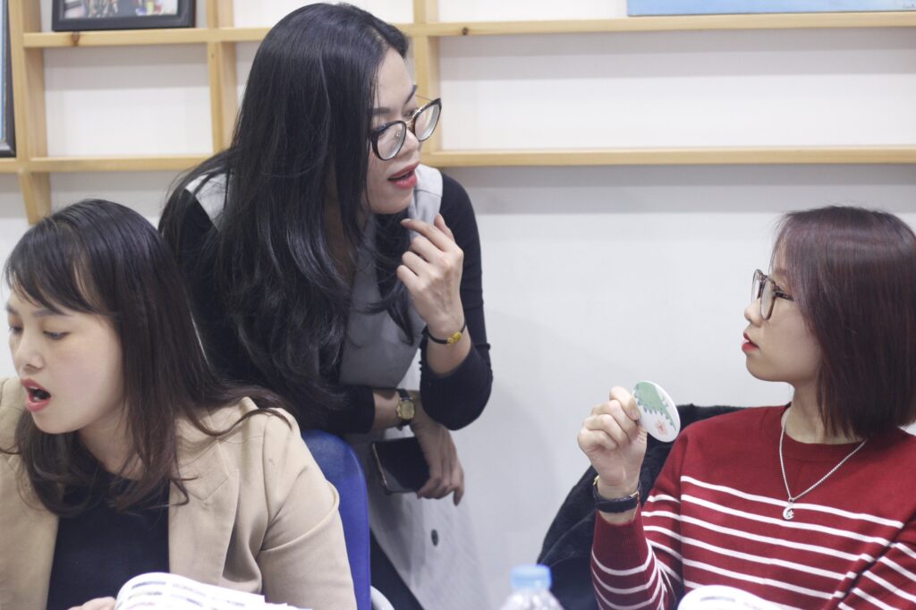 Hình ảnh giáo viên tại Tiếng Trung Cầm Xu hướng dẫn học viên phát âm chuẩn Tiếng Trung