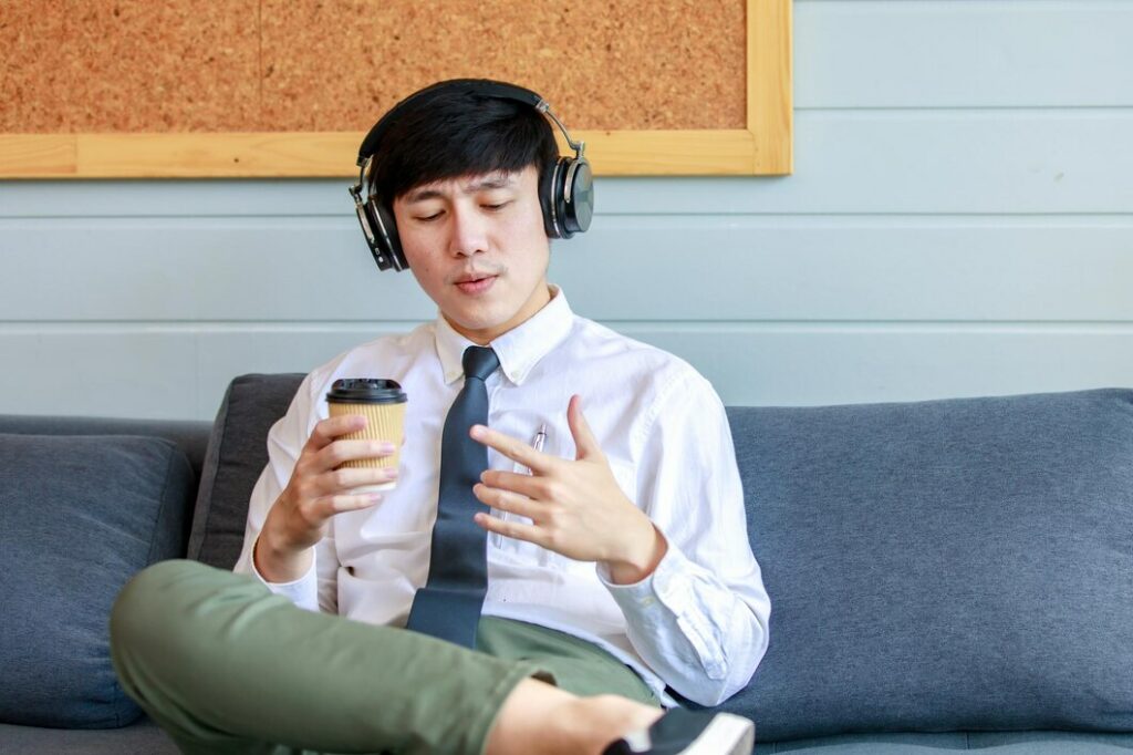 nghe-va-lap-lai-tung-cau-trong-bai-khoa-tieng-trung-1024x682-1 Nghe và lặp lại từng câu trong bài khóa Tiếng Trung