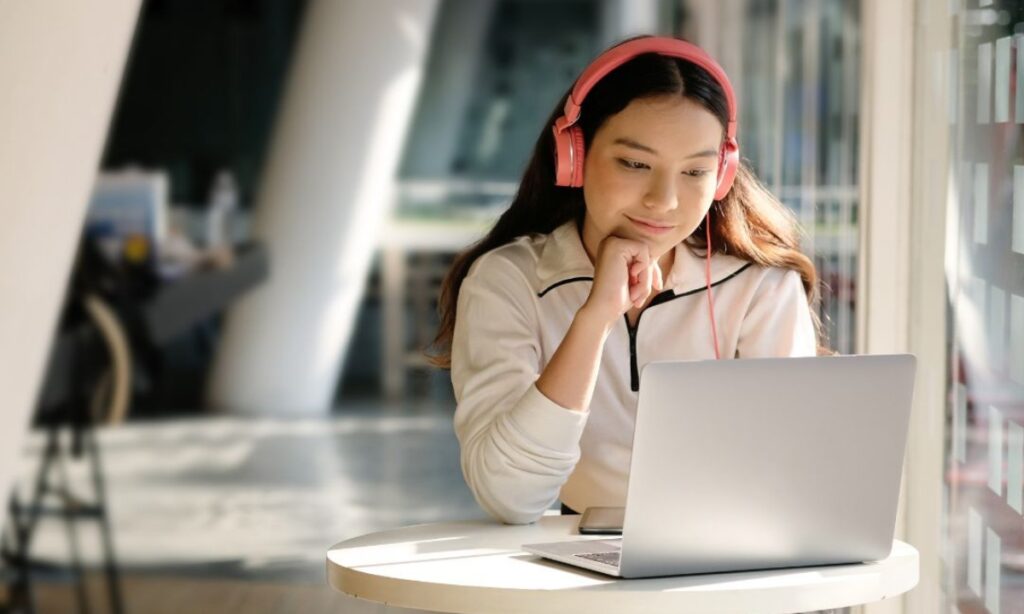 luyen-nghe-chu-dong-voi-cac-chu-de-tieng-trung-thuc-te-1024x614-1 Cách luyện nghe chủ động Tiếng Trung hiệu quả